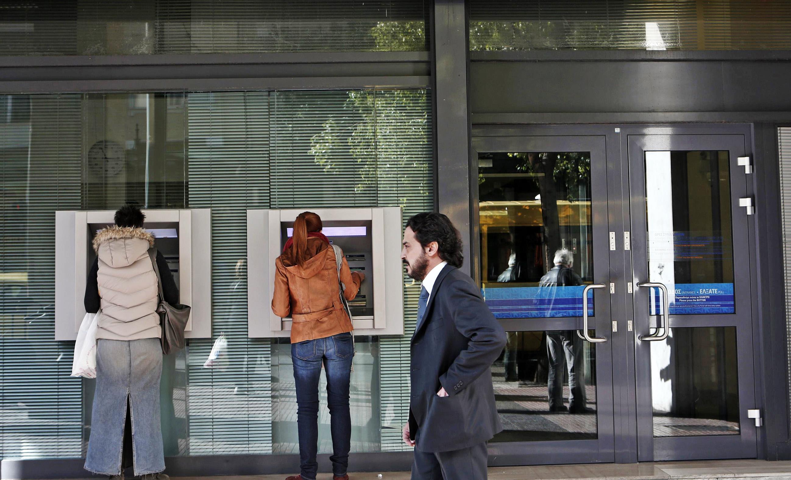 Nέα μέτρα ασφάλειας «μειώνουν δραστικά» τις ληστείες τραπεζών