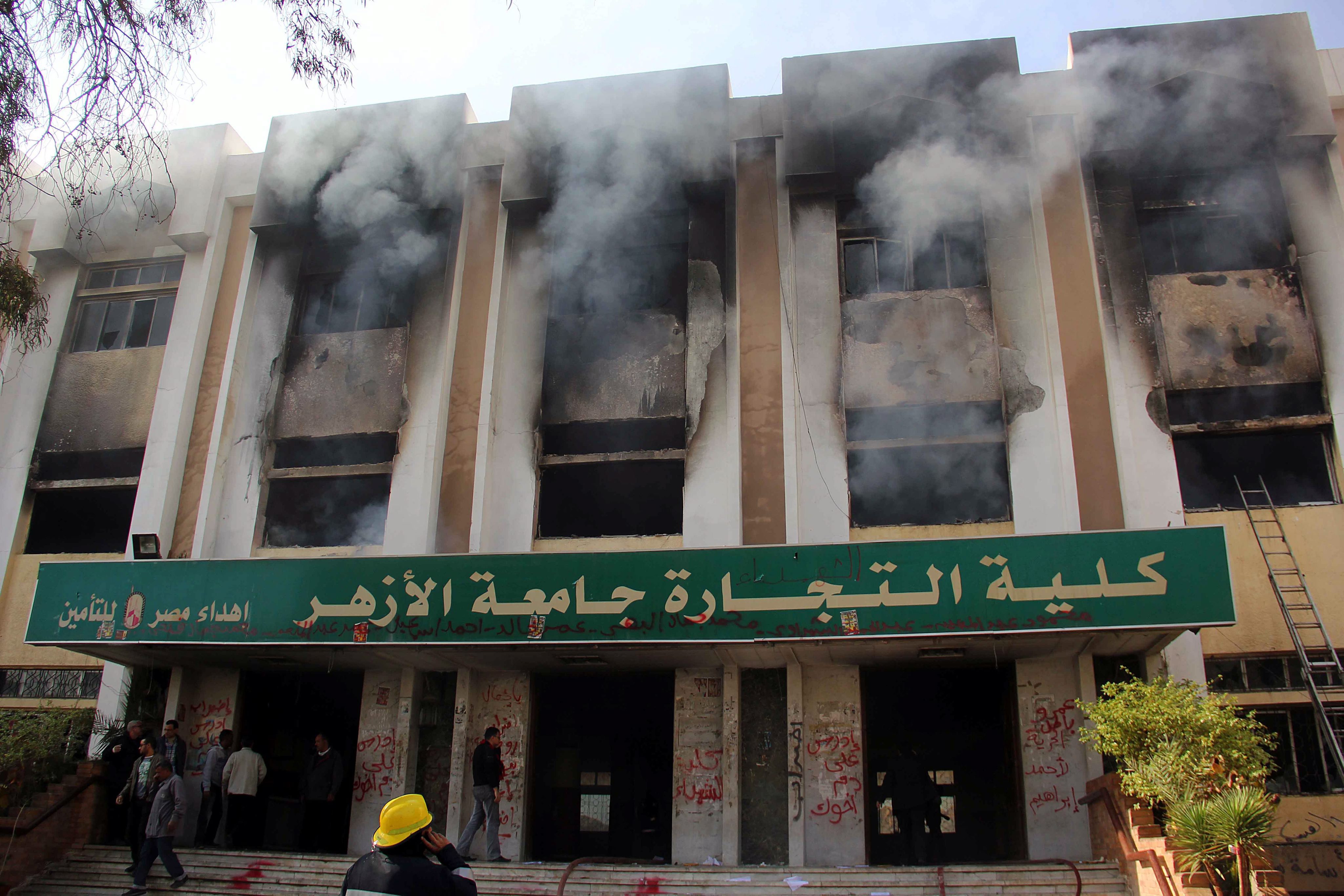 Φωτιές και συγκρούσεις με την αστυνομία σε πανεπιστημίο του Καΐρου