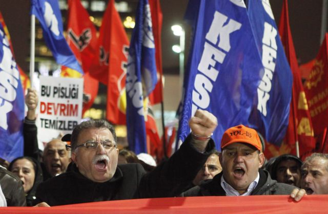 Ζημίες άνω των 100 δισ. δολαρίων στην τουρκική οικονομία από το σκάνδαλο
