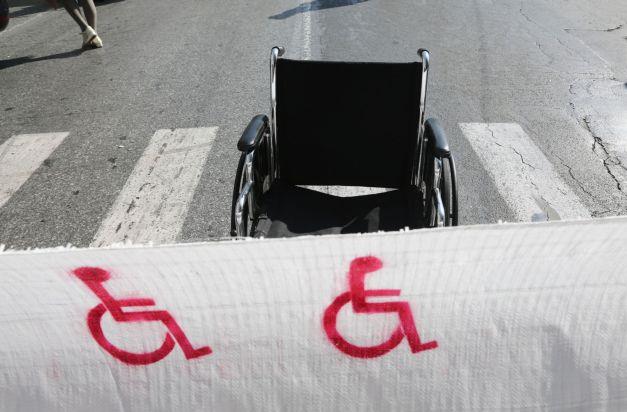 Χωρίς όριο ηλικίας θα λαμβάνουν ΕΚΑΣ οι βαριά ανάπηροι