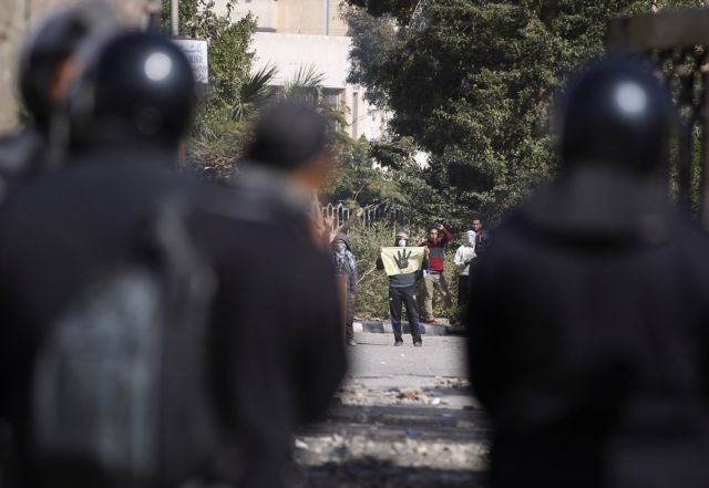 Δακρυγόνα στο Κάιρο ενάντιων διαδήλωσης φοιτητών υπέρ του Μόρσι