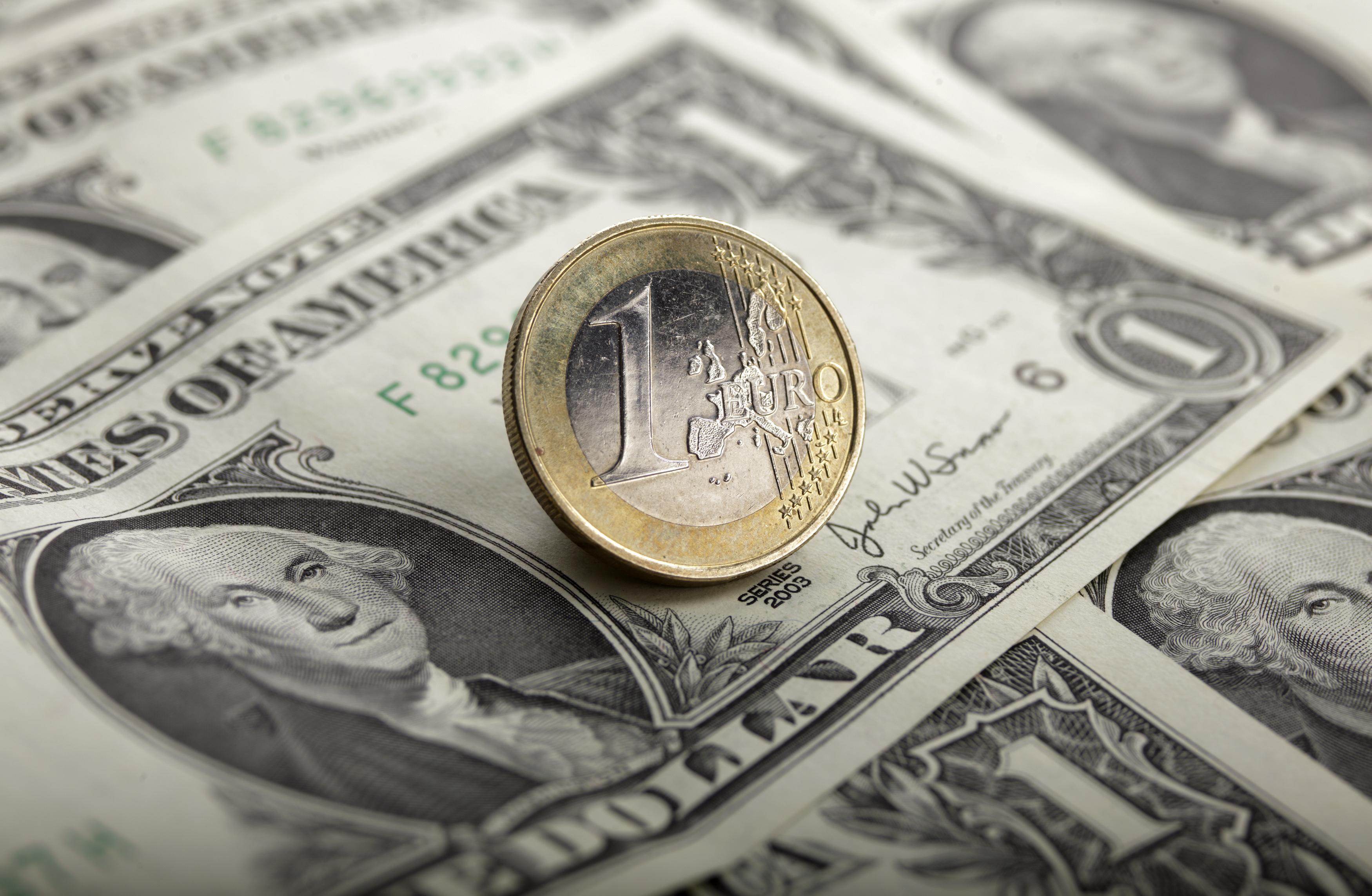 Πτώση του ευρώ κατά 10% έναντι του δολαρίου εκτιμά η Credit Suisse