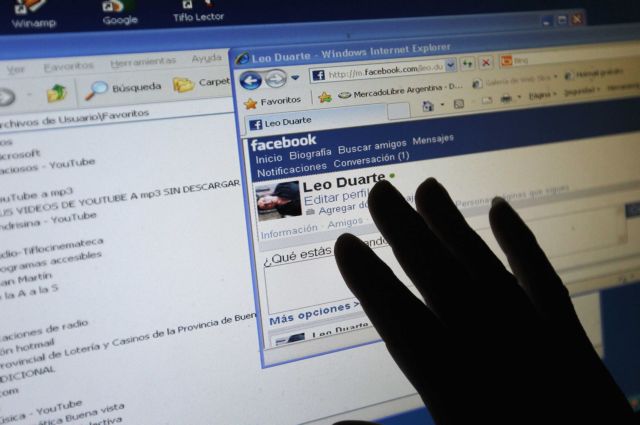 Το Facebook κατηγορείται ότι κρυφοκοιτάει τα μηνύματα των μελών του