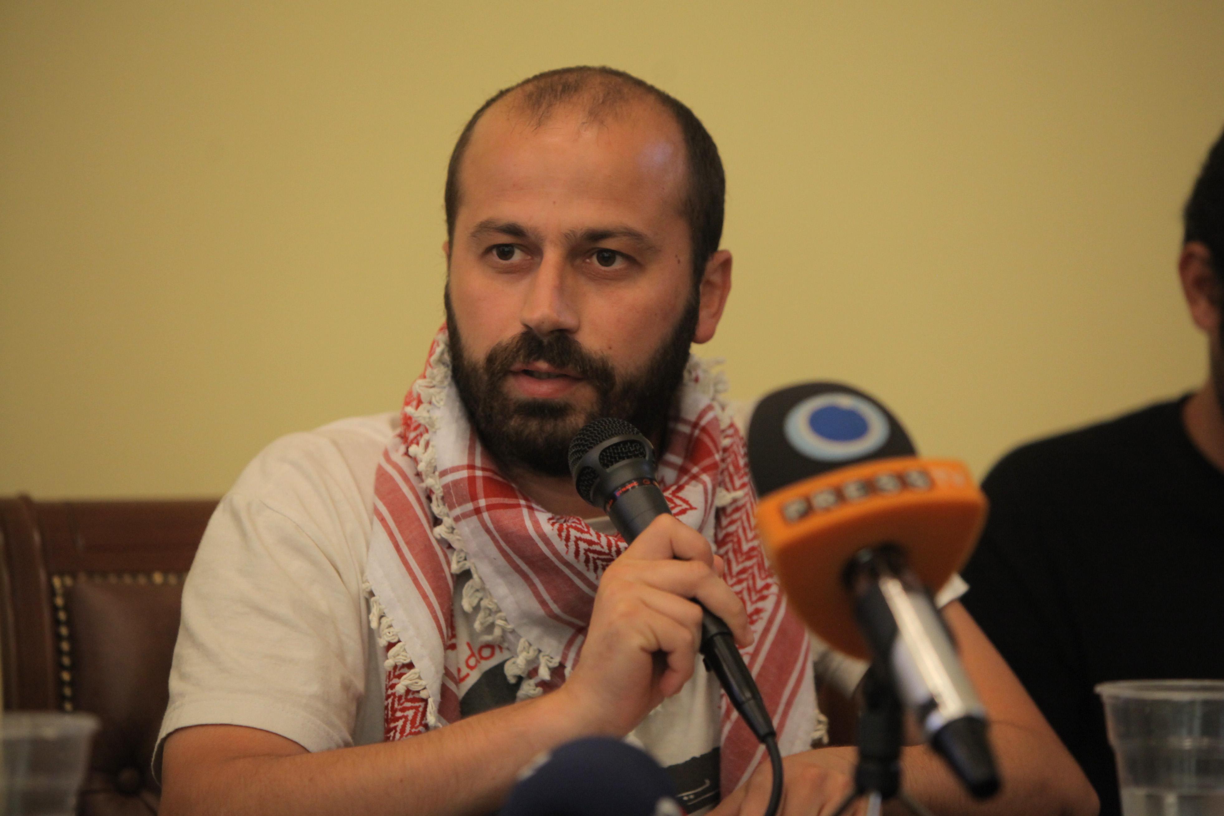 Ιερές αντιδράσεις για την εμφάνιση βουλευτή του ΣΥΡΙΖΑ ως «παπά Σούρα»