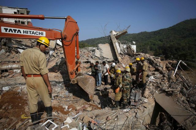 Τουλάχιστον 14 οι νεκροί από την κατάρρευση κτιρίου στην Ινδία