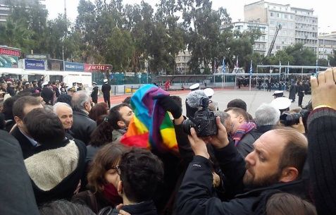 Ζευγάρια ομοφυλόφιλων φιλήθηκαν στον Αγιασμό των υδάτων στον Πειραιά