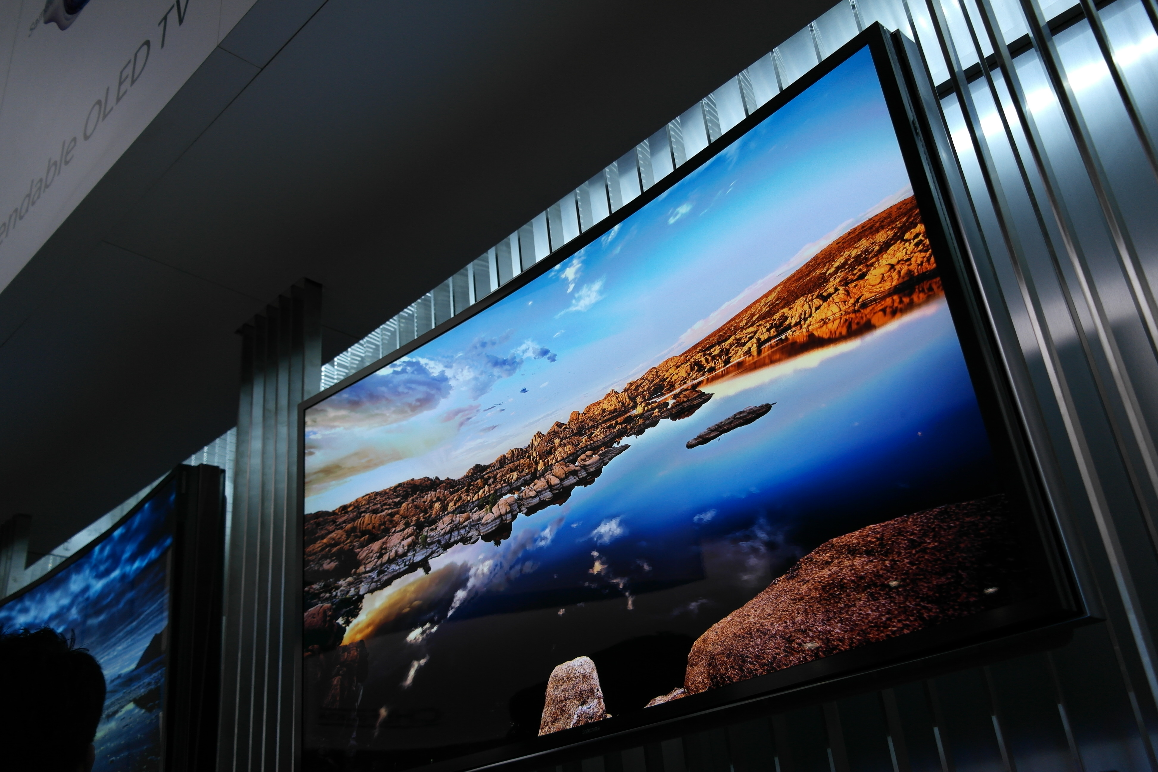Εύκαμπτη τηλεόραση που γίνεται κυρτή επιδεικνύει η Samsung στην CES 2014