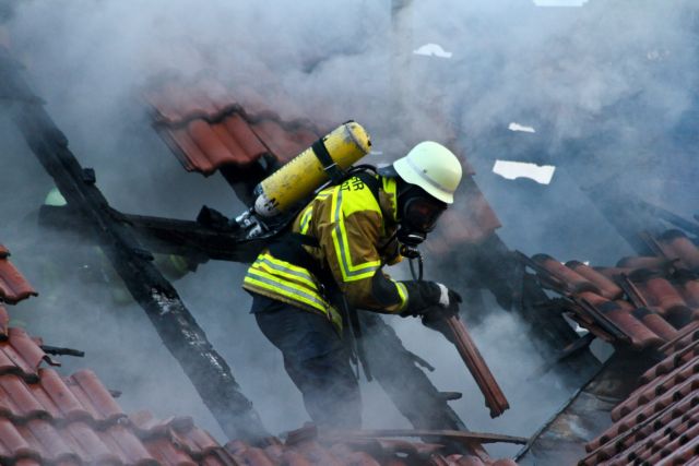 «Πιθανότατα σκόπιμα» τέθηκε φωτιά σε καταφύγιο μεταναστών στο Μόναχο