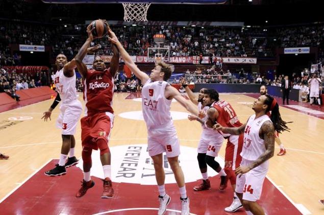 Η Αρμάνι έραψε… κοστούμι στον χειρότερο φετινό Ολυμπιακό