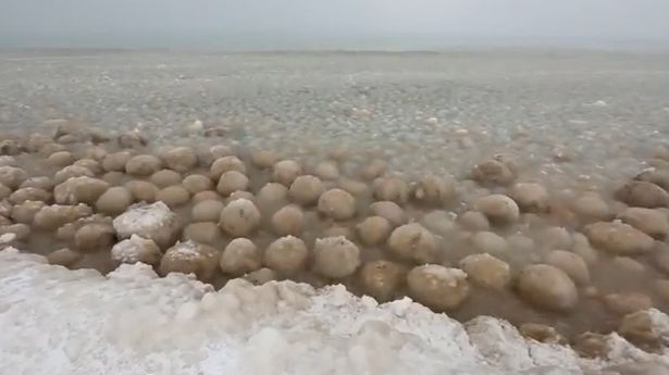 Με τεράστιες χιονόμπαλες γέμισε η λίμνη του Μίσιγκαν