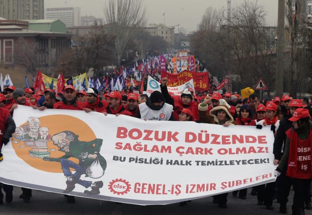 Πορεία στην Άγκυρα εναντίον του «AKP της διαφθοράς», γροθιές στη Βουλή