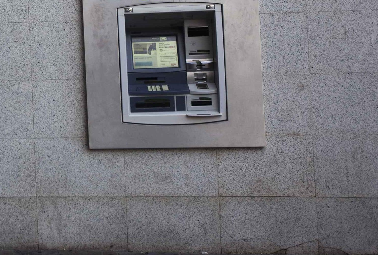 To ATM τρελάθηκε και μοίραζε λεφτά σε πόλη της Βρετανίας
