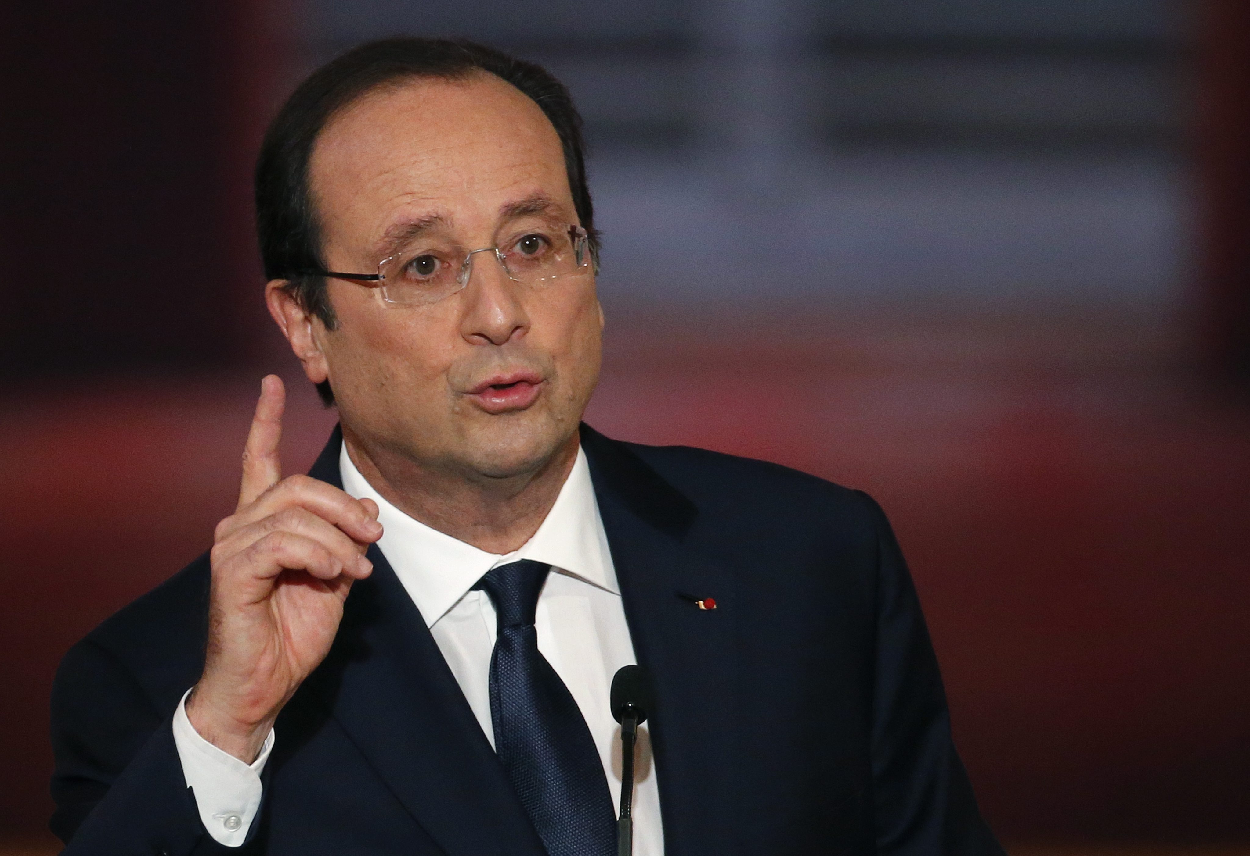 Τρίβει τα χέρια του το Βερολίνο για τη στροφή Ολάντ προς τη λιτότητα