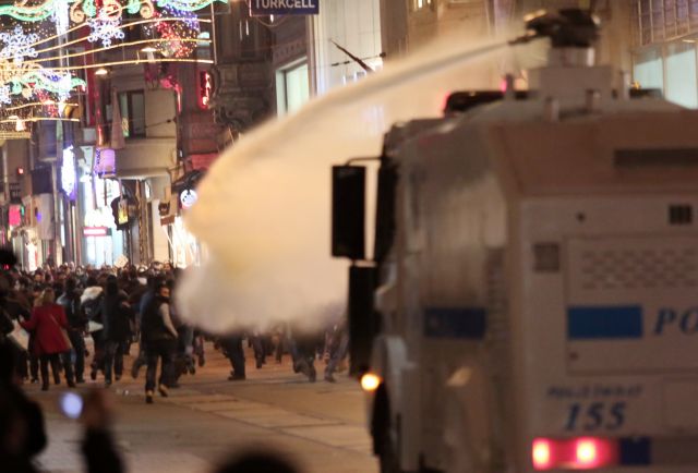 Δακρυγόνα κατά Τούρκων διαδηλωτών που διαμαρτύρονταν για ελέγχους στο Διαδίκτυο