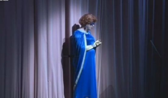 Πρόεδρος τράπεζας με λαμέ και τακούνια τονώνει το ηθικό των υπαλλήλων του