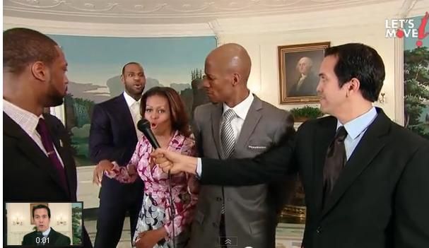 Όταν η Μισέλ Ομπάμα κάρφωσε μπροστά στον Λεμπρον Τζέιμς!