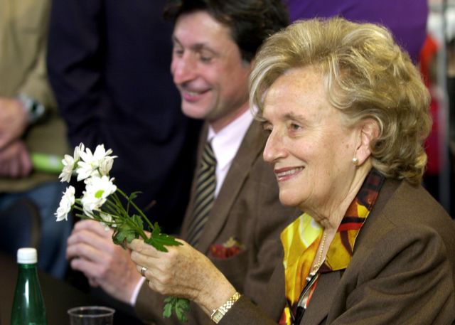 Η Μπερναντέτ Σιράκ δίπλα στην Τριερβελέρ για τη «σκληρή τύχη» της