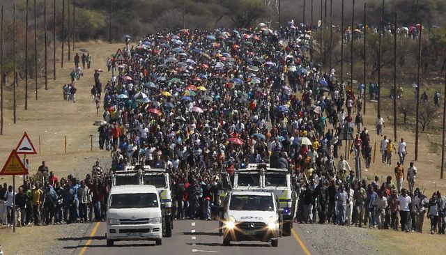 Απεργία στην αιματοβαμμένη ζώνη ορυχείων πλατίνας της Νοτίου Αφρικής