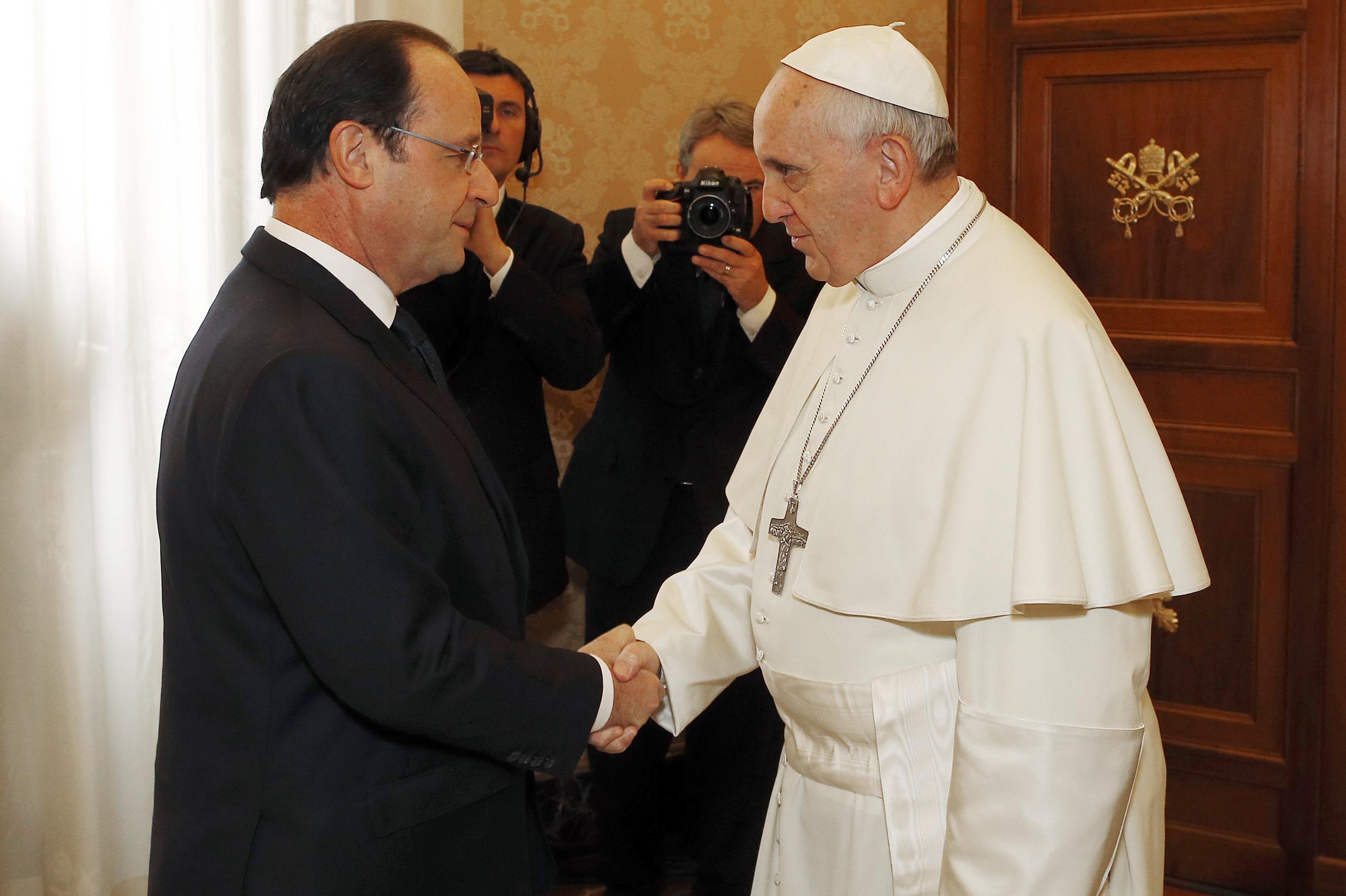 «Ψυχρή» υποδοχή επιφύλαξε ο Πάπας στον Ολάντ