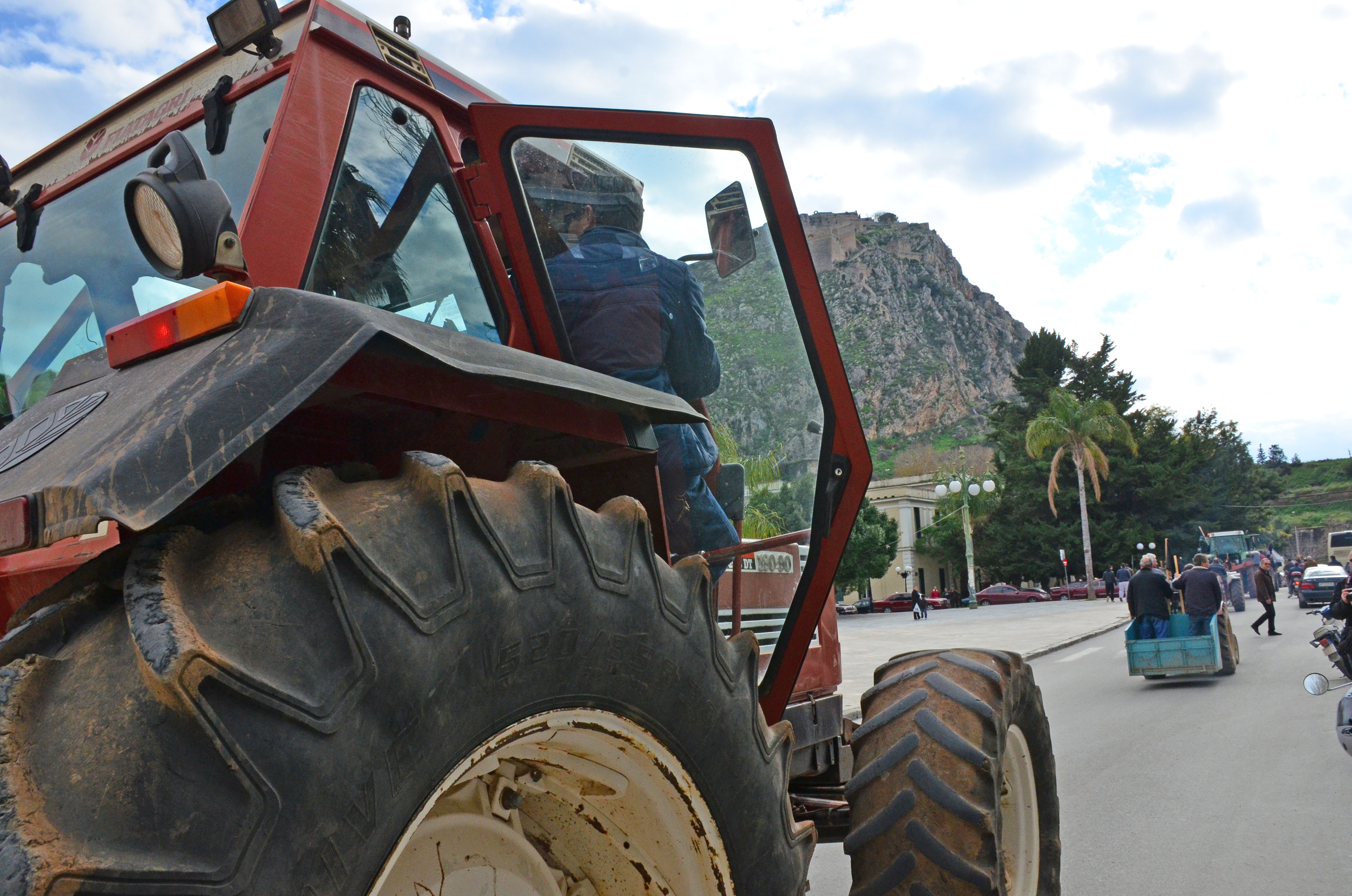 Ζεσταίνουν τις μηχανές των τρακτέρ οι αγρότες της χώρας