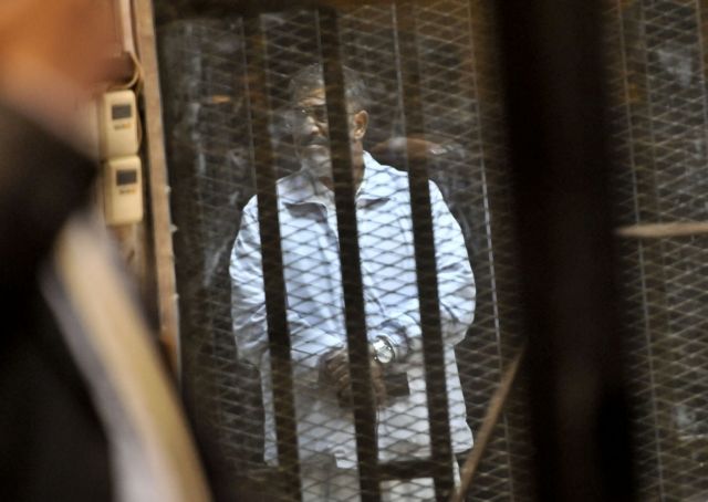 Στο εδώλιο του κατηγορουμένου κάθεται και πάλι ο Μοχάμεντ Μόρσι