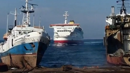 Πλοίο που πήγαινε για παλιοσίδερα «τα σπάει» προκαταβολικά