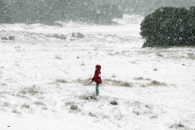 Βροχές, χιόνια και τσουχτερό κρύο σε όλη τη χώρα
