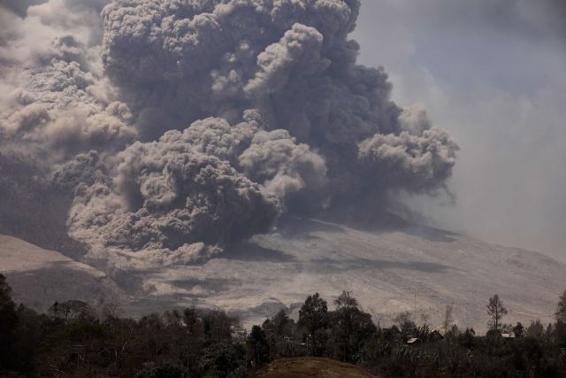 Συναγερμός σε τρία ηφαίστεια της Ινδονησίας μετά την έκρηξη του Σιναμπούνγκ