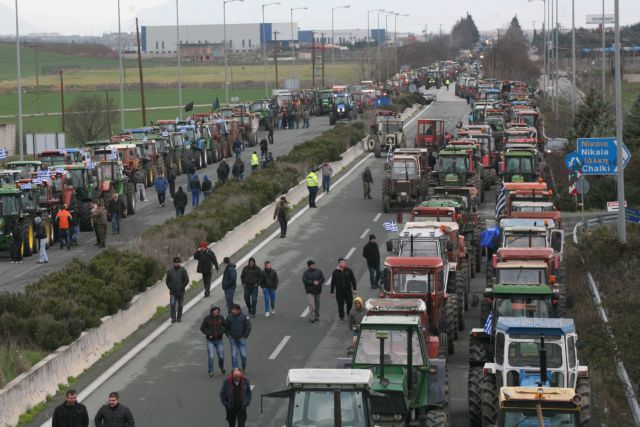 Στους δρόμους τα τρακτέρ, εντάσεις σε αγροτικά μπλόκα