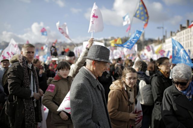 Υπαναχωρεί το Παρίσι στο νομοσχέδιο για την οικογένεια μετά τις διαδηλώσεις