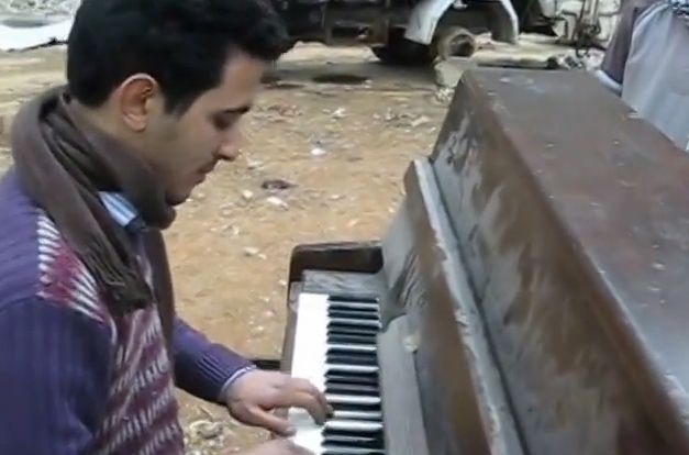 Μουσική στα ερείπια του πολιορκημένου παλαιστινιακού καταυλισμού της Δαμασκού