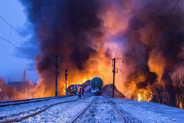 Μεγάλη πυρκαγιά μετά τον εκτροχιασμό ρωσικού τρένου με φορτίο αερίου