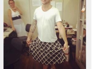 Όταν απαγορεύτηκε η βερμούδα στη δουλειά, φόρεσε τη φούστα της συζύγου