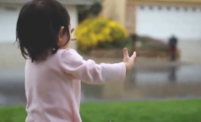 Σταγόνες ευτυχίας για μια πιτσιρίκα που ανακαλύπτει τη βροχή