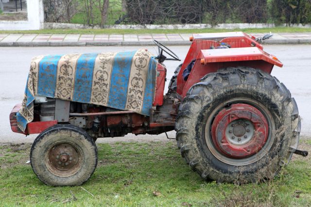 Στα μπλόκα παραμένουν οι αγρότες, αλλά με αντίθετες γραμμές