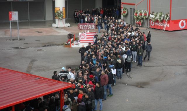 Ουρές και μπλακ άουτ στο ίντερνετ για ένα εισιτήριο στο Ολυμπιακός-Γιουνάιτεντ