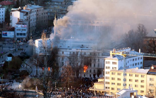 Κλοιός βίαιων αντικυβερνητικών διαδηλώσεων τυλίγει τη Βοσνία