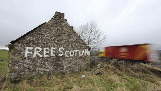 «Μείνετε μαζί μας» λέει ο Κάμερον στους πολίτες της Σκωτίας