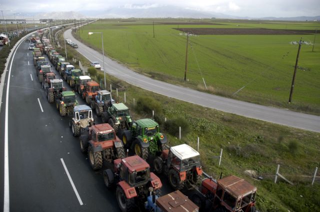 Παραμένουν στα μπλόκα οι αγρότες της Λάρισας