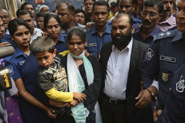 Παραδόθηκαν οι ιδιοκτήτες του εργοστασίου που είχε καεί στο Μπανγκλαντές