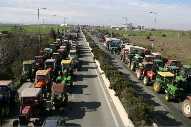 Μεγάλη η συμμετοχή στο αγροτικό συλλαλητήριο στον κόμβο της Νίκαιας