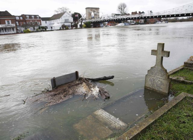 Ο Τάμεσης φουσκώνει και απειλεί με νέες πλημμύρες τη νότια Βρετανία