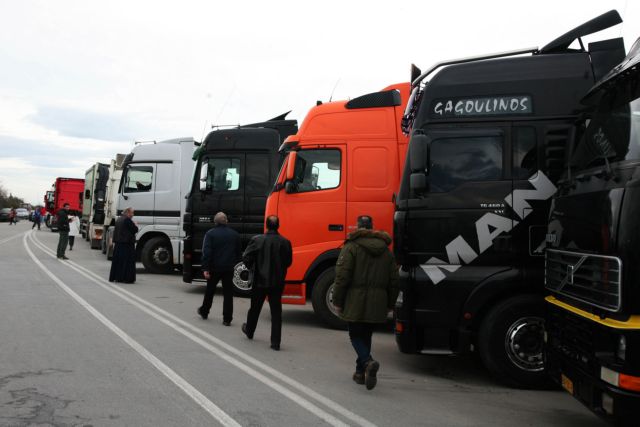 Και μπλόκα και επαφές με την κυβέρνηση από τους αγρότες