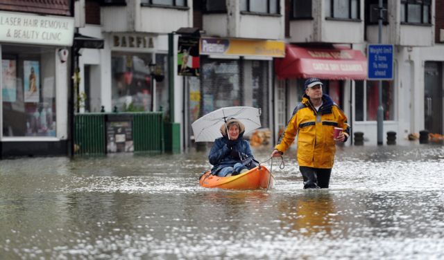 Κάμερον: Τα χειρότερα με τις πλημμύρες δεν έχουν περάσει