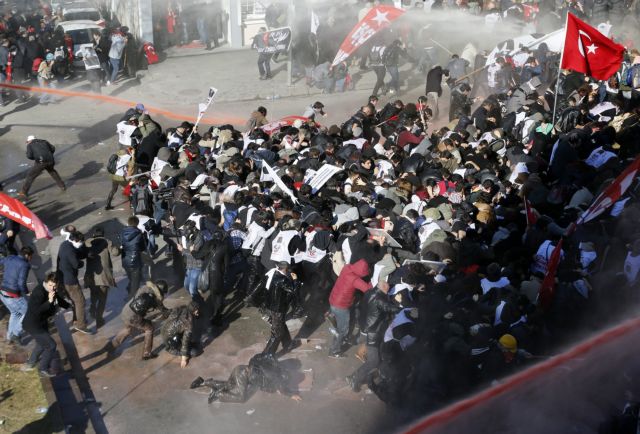 Χρήση δακρυγόνων κατά Τούρκων που διαδήλωναν μπροστά στην Εθνοσυνέλευση