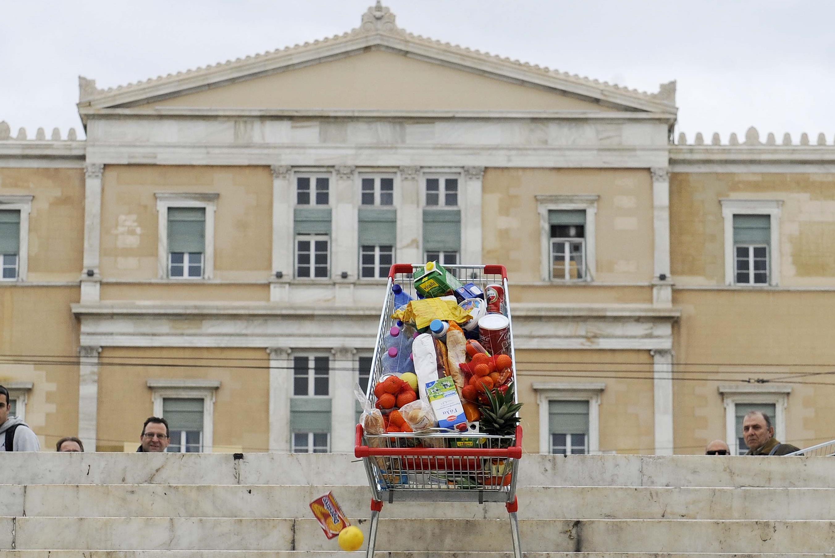 Ελέω λιτότητας η ΕΛΣΤΑΤ άλλαξε περιεχόμενο στο «καλάθι της νοικοκυράς»