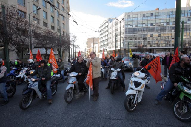 Κατά της διαθεσιμότητας διαδήλωσαν σχολικοί φύλακες και καθηγητές
