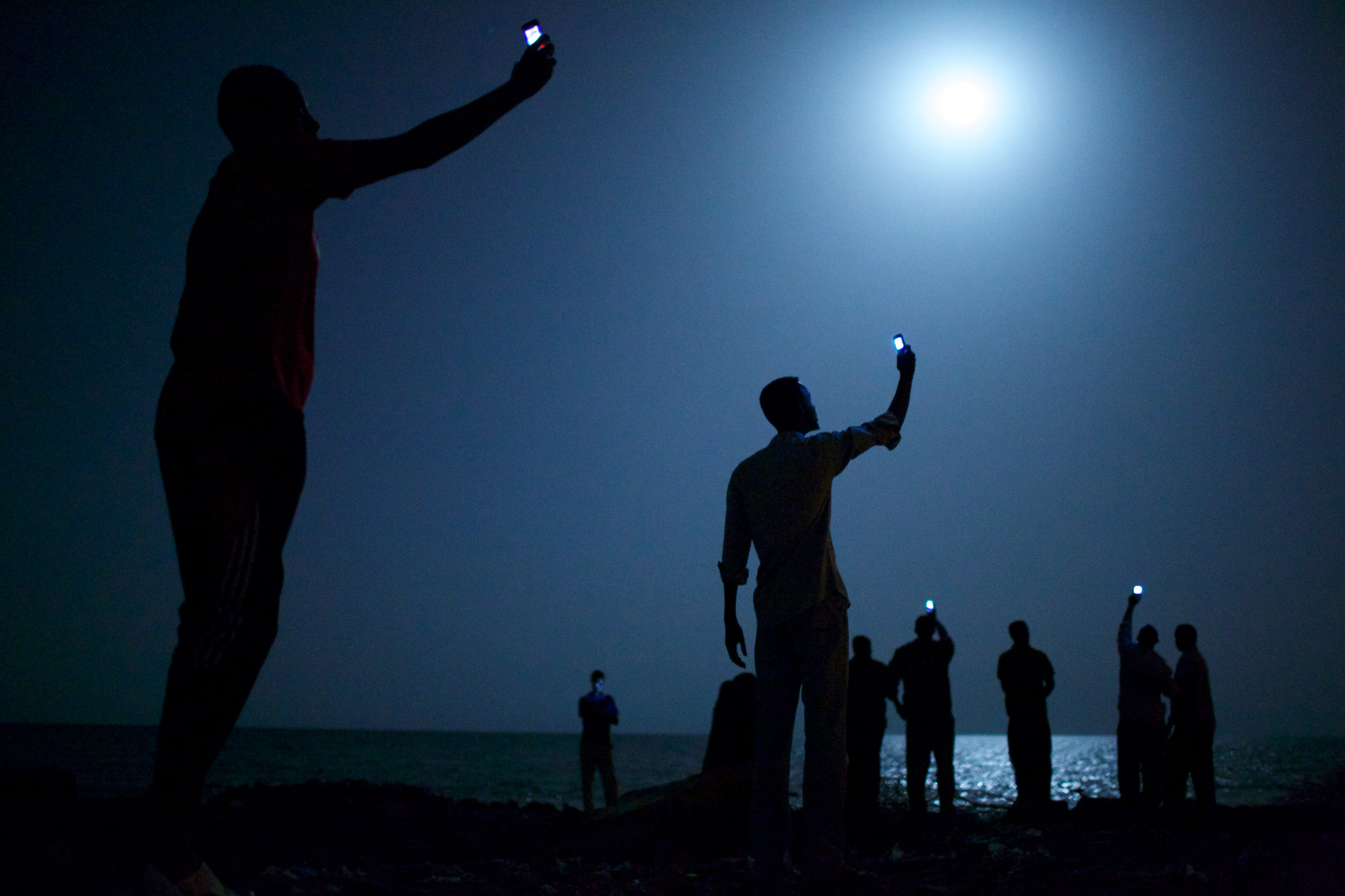 Μετανάστες που αναζητούν σήμα η νικήτρια φωτογραφία του World Press Photo