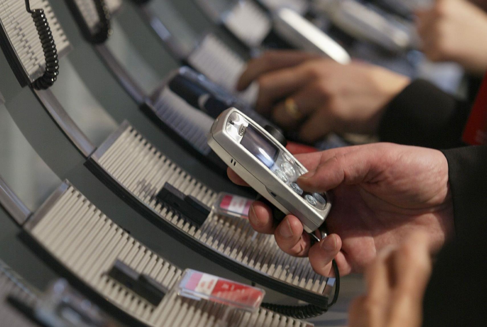 Καταστήματα στην Αθήνα πωλούσαν «ανώνυμες» συνδέσεις κινητών