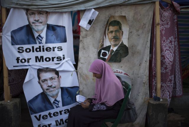Αποχώρησαν οι συνήγοροι υπεράσπισης από τη δίκη του Μοχάμεντ Μόρσι